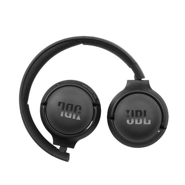 Schwarze JBL-Kopfhörer flach zusammengeklappt. Das JBL-Logo ist auf den Ohrmuscheln sichtbar.