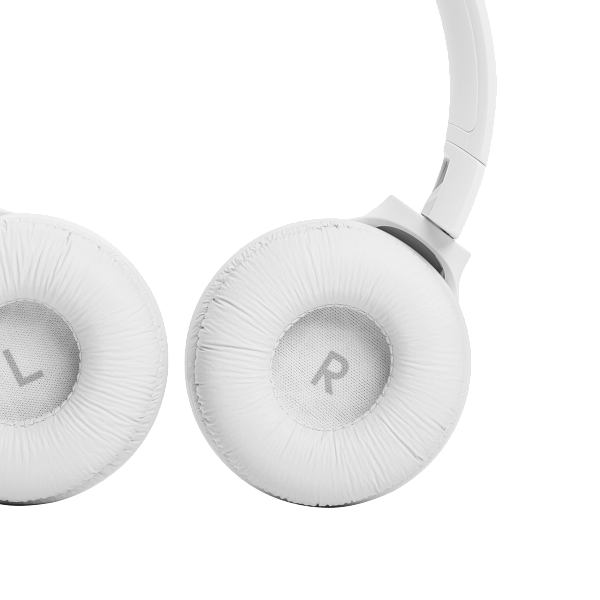 Weiße Kopfhörer, die Ohrmuscheln sind sichtbar. Die Buchstaben 'L' und 'R' sind sichtbar.