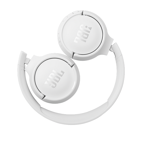 Weiße JBL-Kopfhörer gefaltet. Das JBL-Logo ist auf beiden Ohrmuscheln sichtbar.