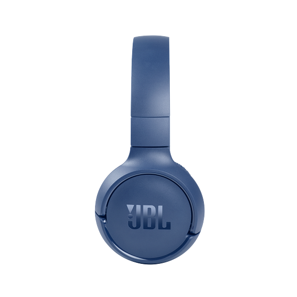 Blaue JBL-Kopfhörer, Vorderansicht. Das JBL-Logo ist sichtbar. Schwarzer Hintergrund.