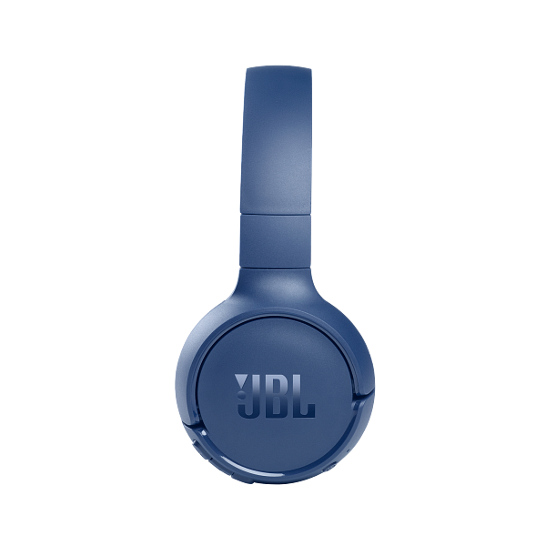 Blaue JBL-Kopfhörer von unten betrachtet, mit JBL-Logo auf dem runden Ohrhörer.
