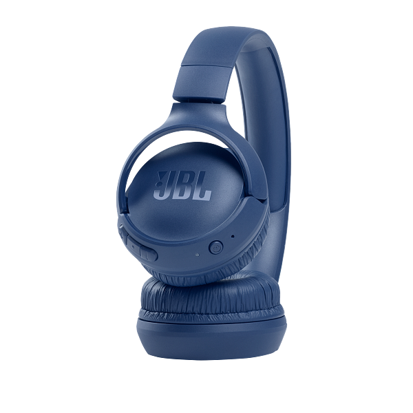 Blaue JBL-Kopfhörer auf schwarzem Hintergrund. Die Kopfhörer sind Over-Ear und zum Betrachter geneigt.