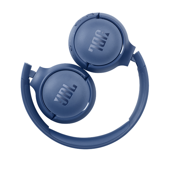 Blaue JBL-Kopfhörer zusammengeklappt. Das JBL-Logo ist auf den Ohrmuscheln sichtbar. Schwarzer Hintergrund.