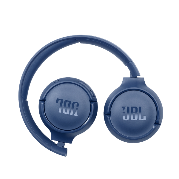 Blaue JBL Kopfhörer, mit Fokus auf die Ohrmuscheln und das JBL Logo.