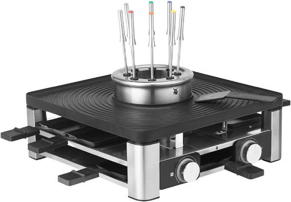 Raclette-Grill mit verschiedenen Utensilien, mit schwarzem Hintergrund.