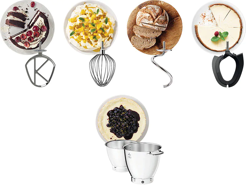 Essen und Küchenwerkzeuge. Kuchen, Käsekuchen, Brot und Mixeraufsätze in weißer Umgebung.