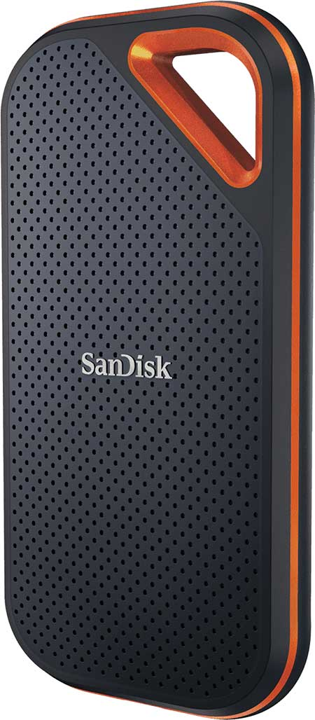 Een zwart-oranje SanDisk externe harde schijf. Het heeft een gestructureerd, geperforeerd oppervlak.