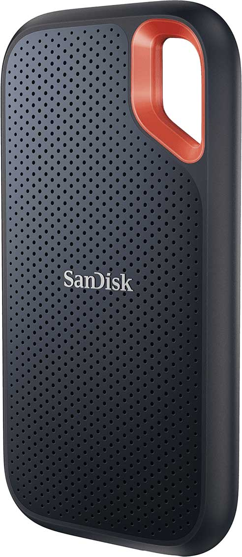 Disque dur externe portable Sandisk noir avec une poignée rouge. La surface comporte des trous perforés.