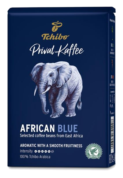 Fil figürlü mavi kahve paketi. Metin 'African Blue' yazıyor. Ürün Tchibo Privat Kaffee.