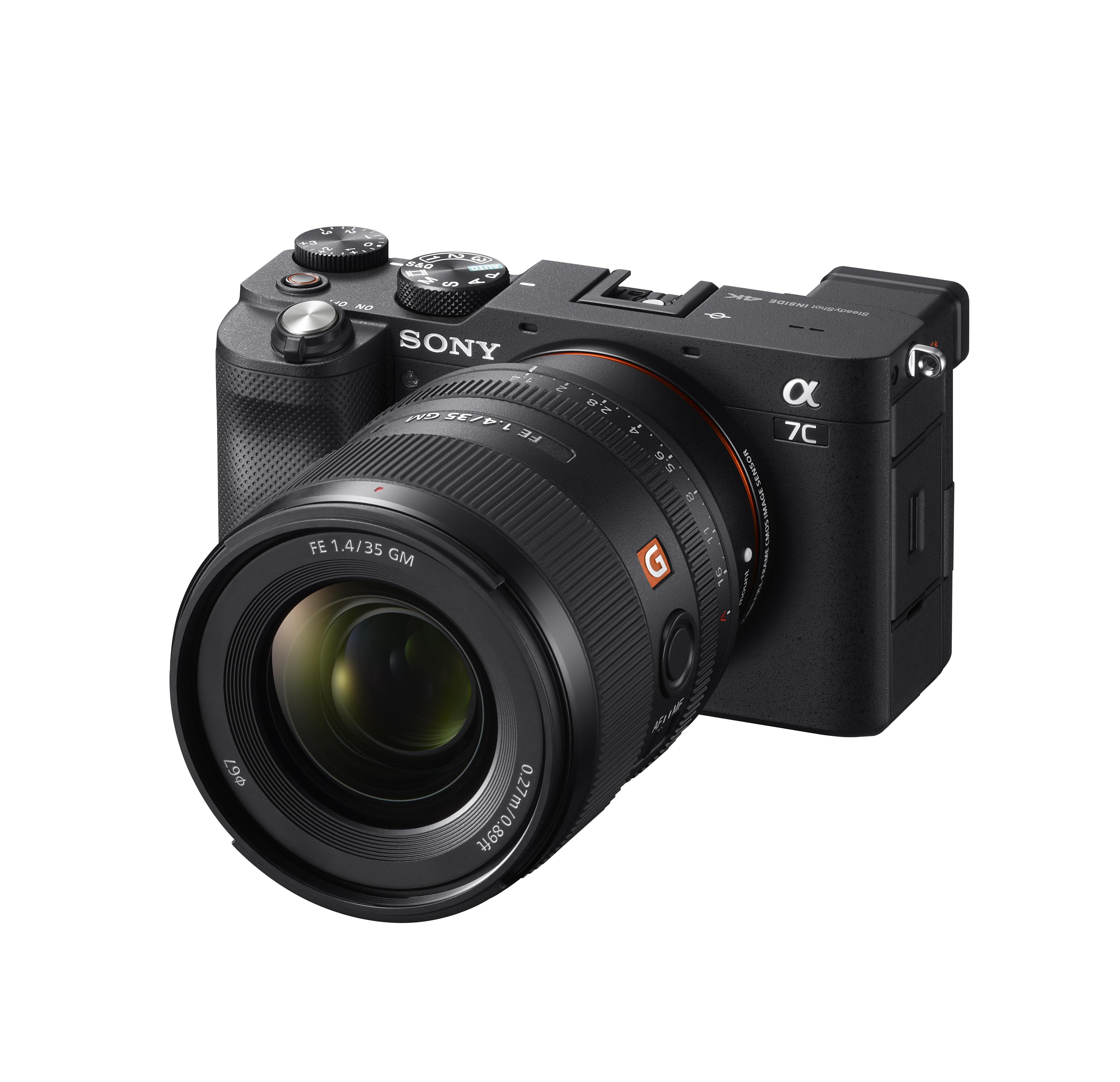 Eine schwarze Sony Alpha 7C Kamera mit angesetztem Objektiv, vor weißem Hintergrund.