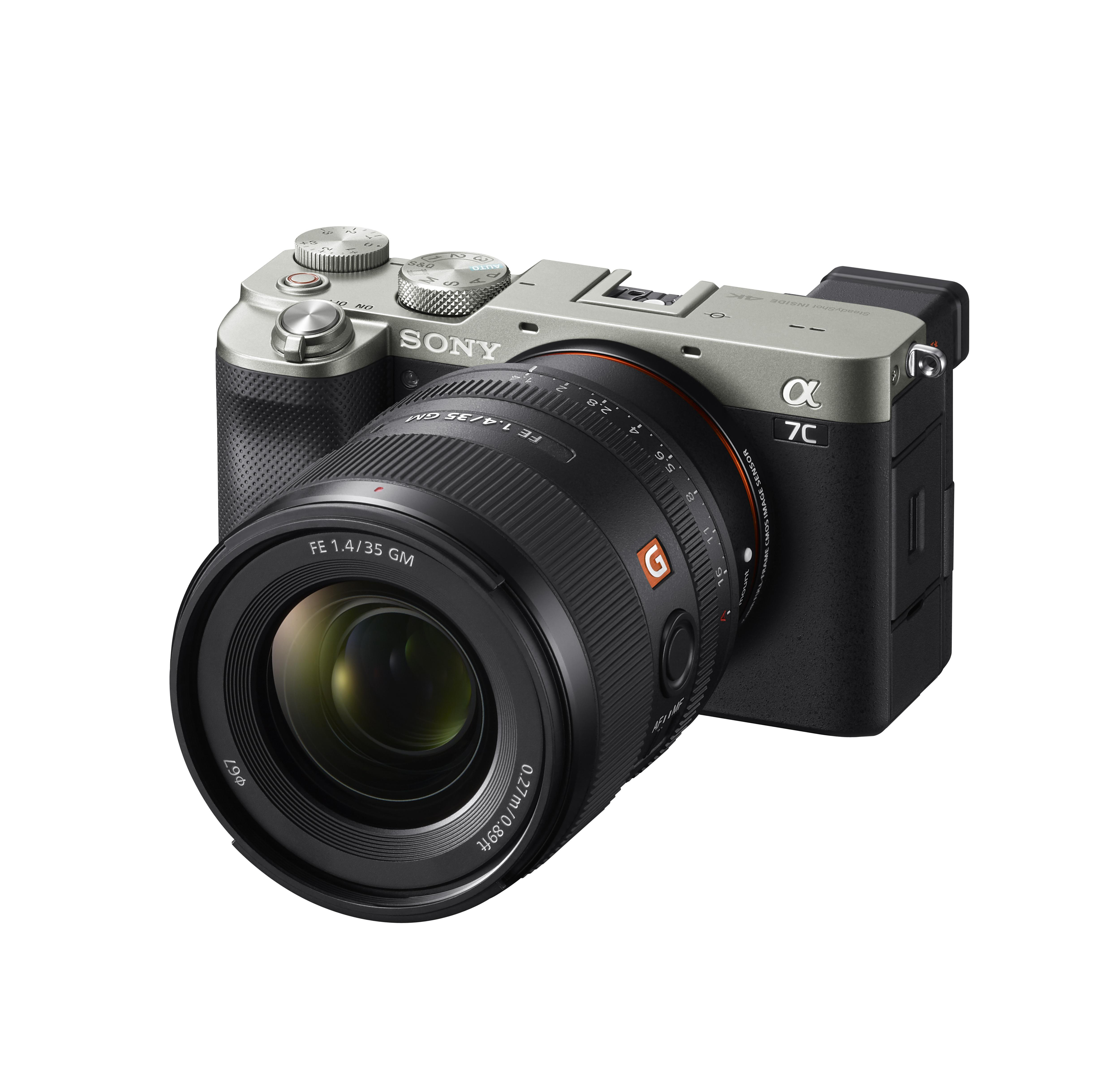 Eine silberne und schwarze Sony Alpha 7C Kamera mit angesetztem Objektiv, aus der Schrägansicht.