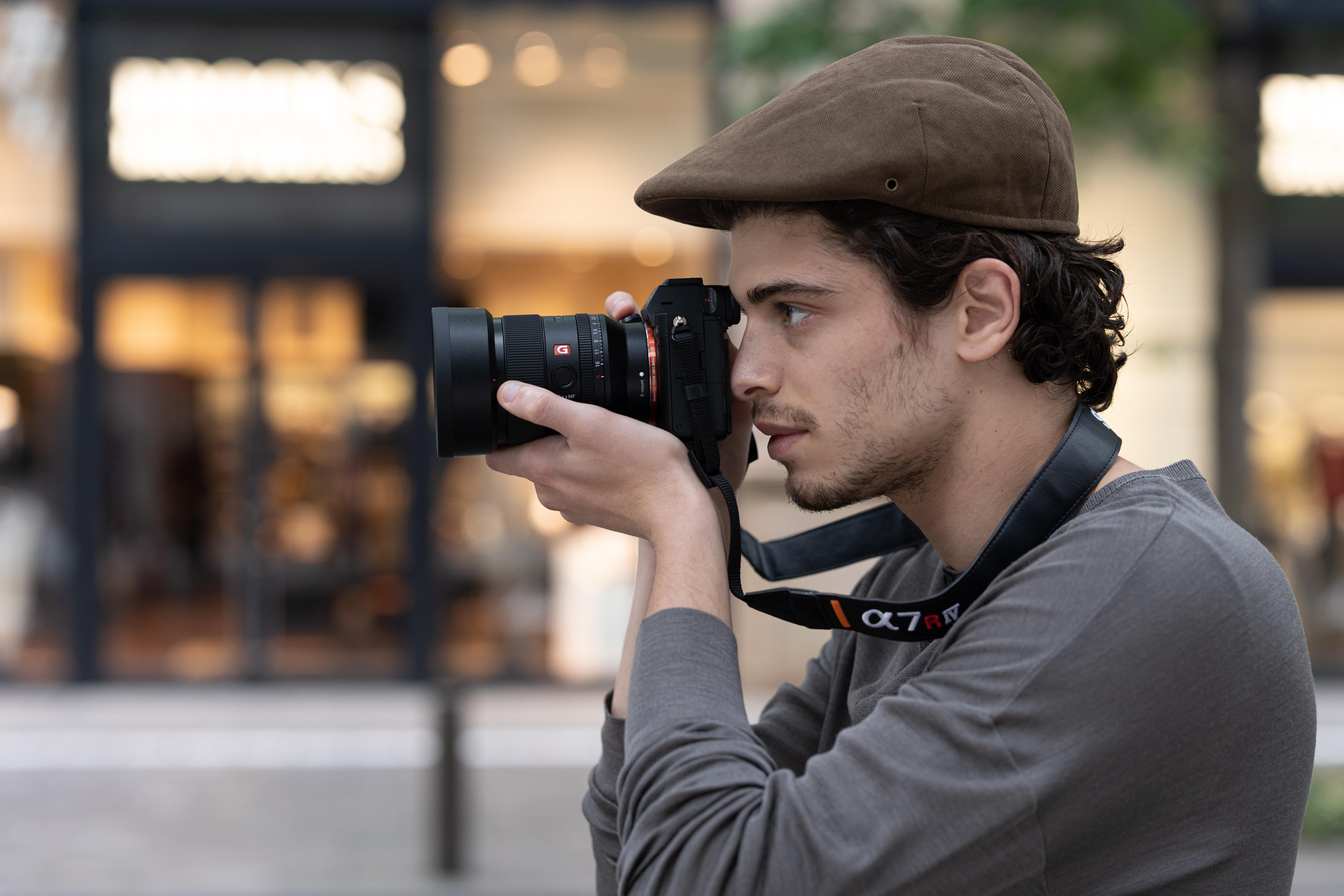 Mann macht ein Foto mit einer Kamera.