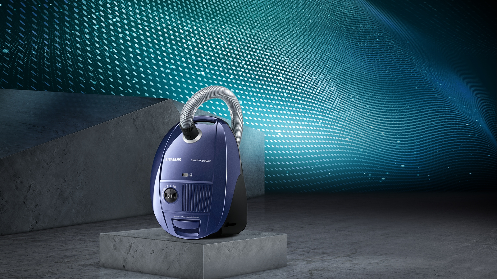Ein blauer Siemens Staubsauger steht auf einem grauen Podest in einem dunklen, abstrakten Hintergrund.