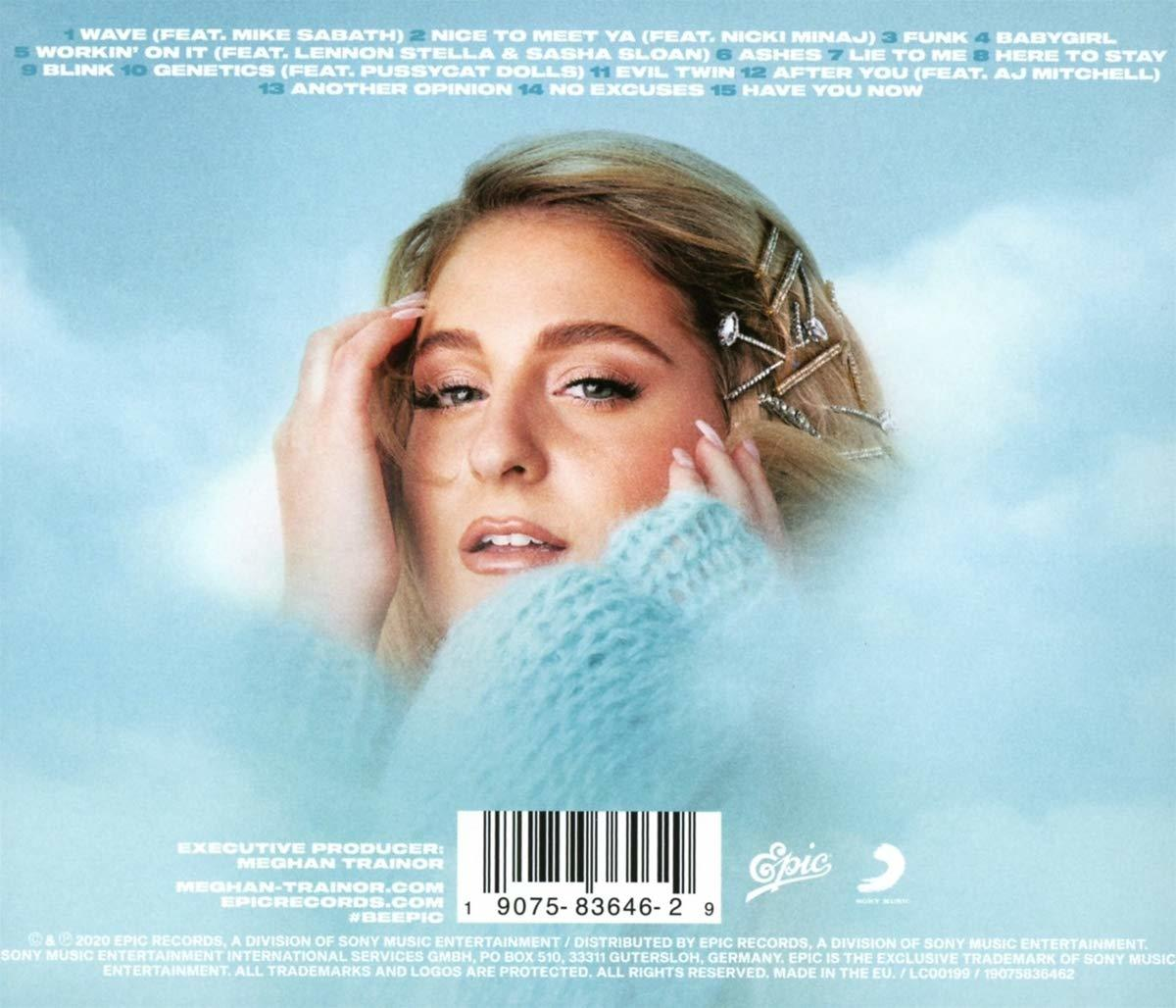 Albumhoes van Meghan Trainor, portret. Ze draagt een blauwe trui, haar ogen zijn open en ze kijkt de kijker aan.