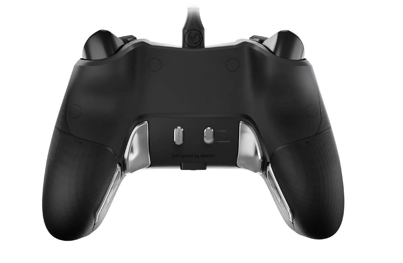 Die Rückseite eines schwarzen Gamecontrollers mit silbernen Akzenten.