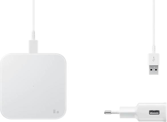 Egy fehér vezeték nélküli töltő csatlakoztatott USB kábellel, USB csatlakozóval és fali töltővel. A háttér fekete.