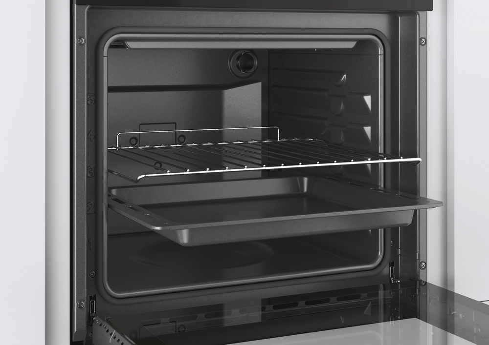 Un interior de horno con una rejilla y una bandeja dentro, con una puerta de cristal.