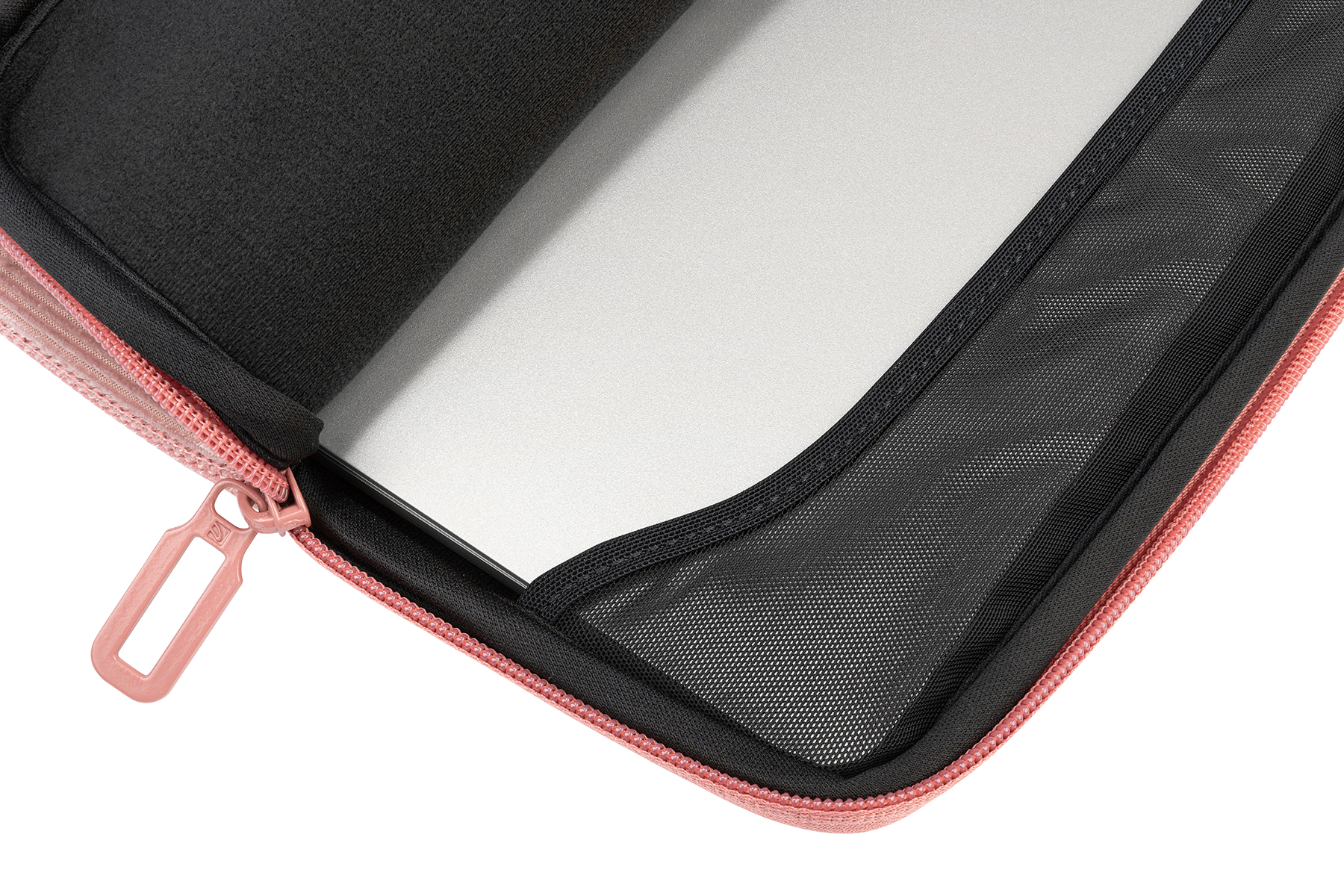 Ein Laptop in einem rosa Etui, teilweise geöffnet. Im Inneren ist eine schwarze Netztasche sichtbar.