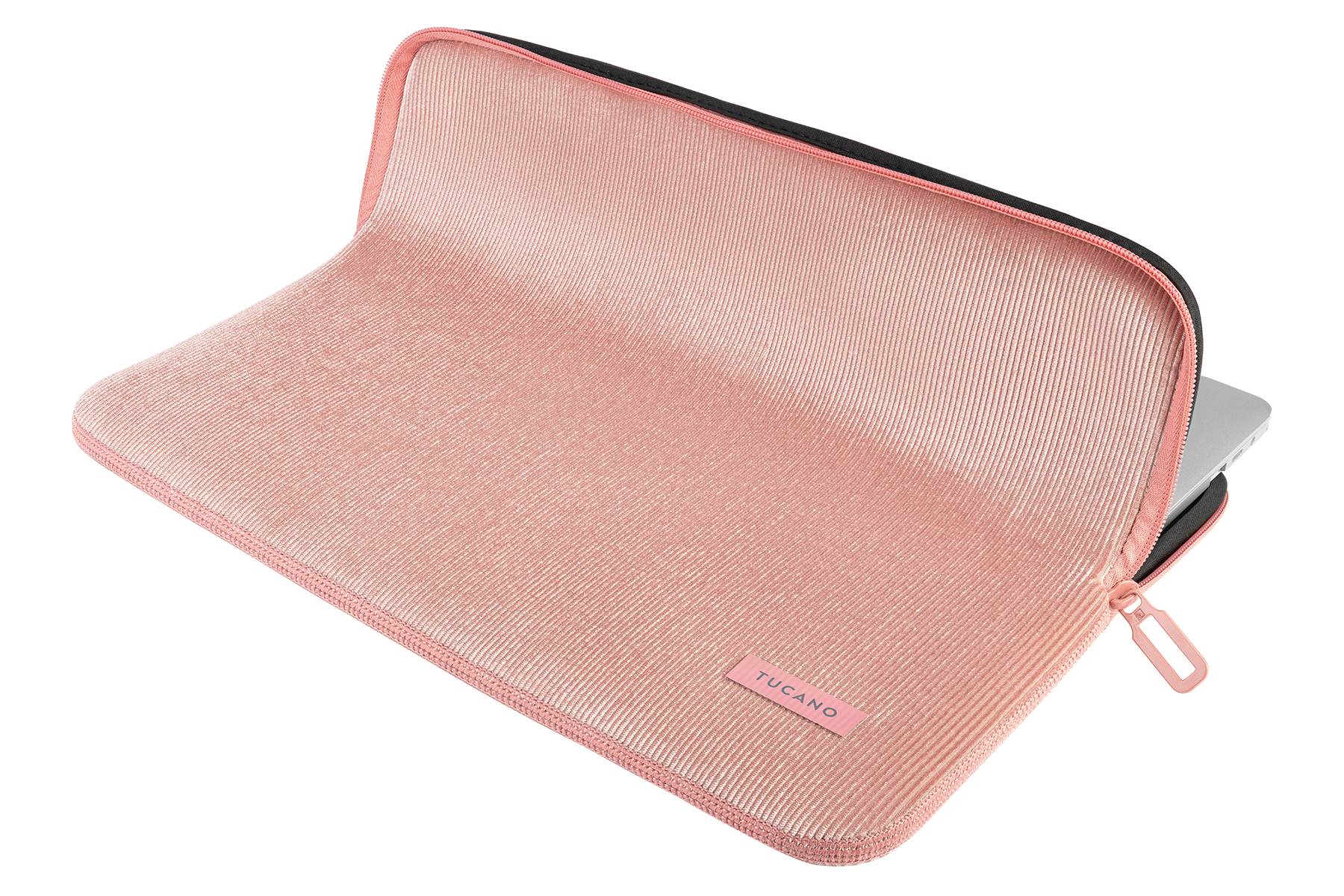 Eine rosa Laptop-Hülle mit Reißverschluss. Ein Laptop befindet sich teilweise in der Hülle. Tucano-Logo vorne.