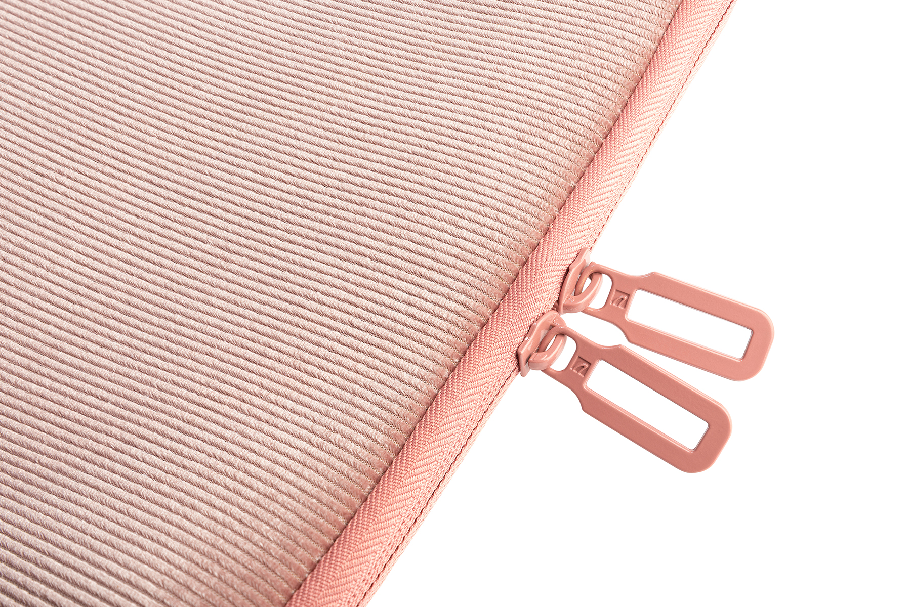 Nahaufnahme einer rosa, strukturierten Laptoptasche mit Reißverschluss.