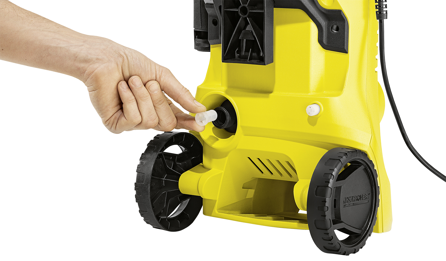 Une main insère une prise blanche dans un nettoyeur haute pression jaune, gros plan.
