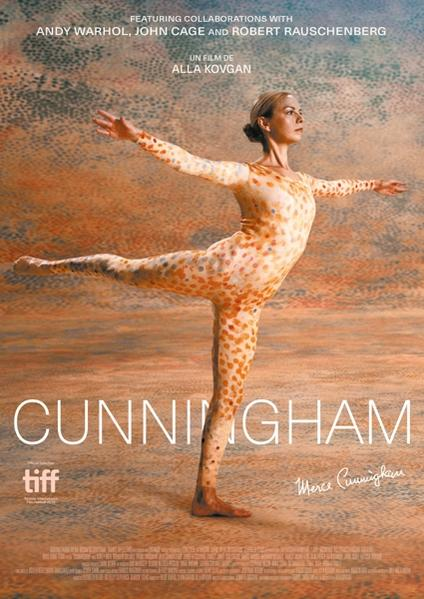 Affiche d'une danseuse en costume à pois, posant les bras tendus. Le titre est Cunningham.