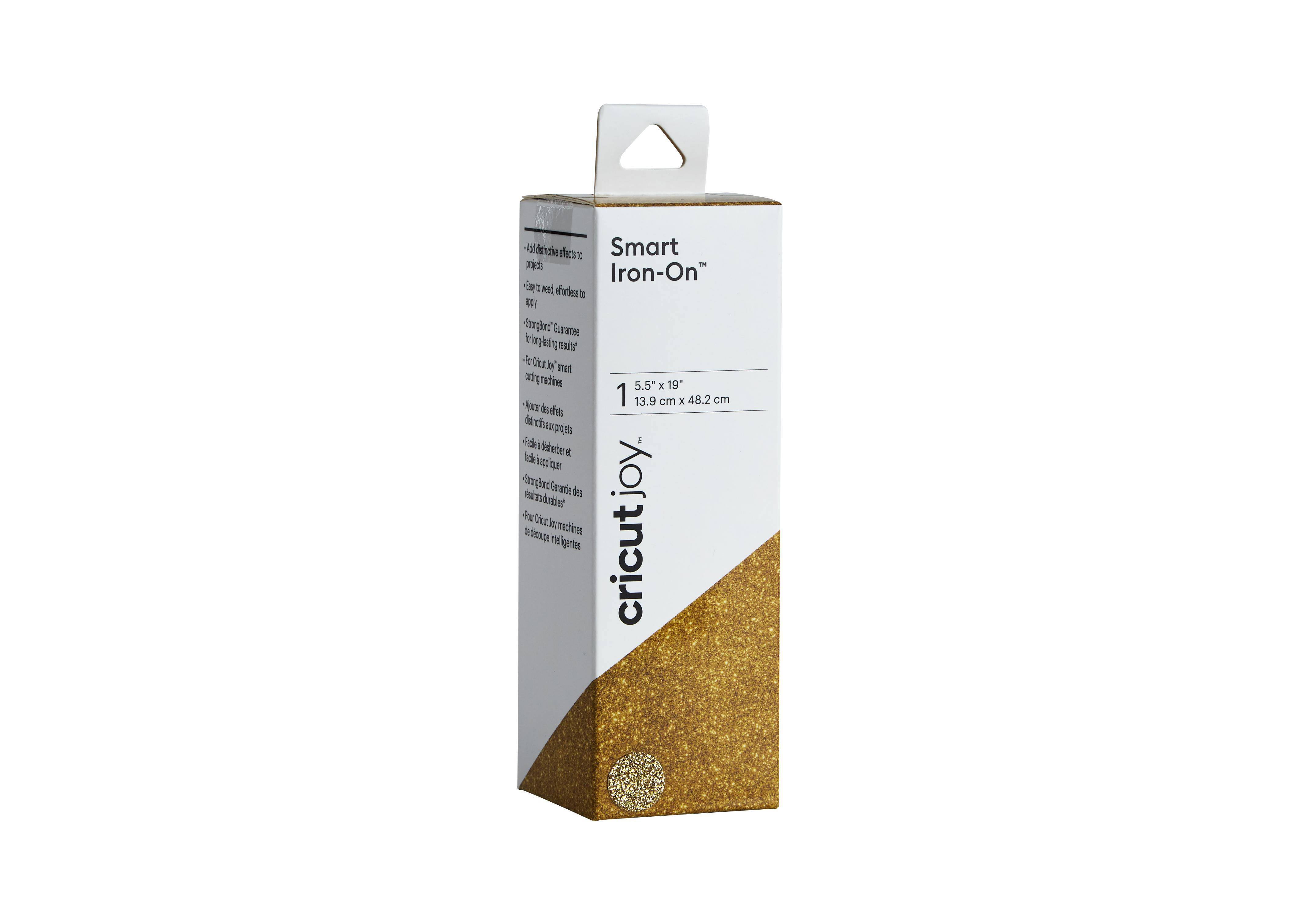 Eine weiße Schachtel mit Smart Iron-On. Goldglitzer befindet sich auf der Unterseite. Das Cricut Joy-Logo ist seitlich.