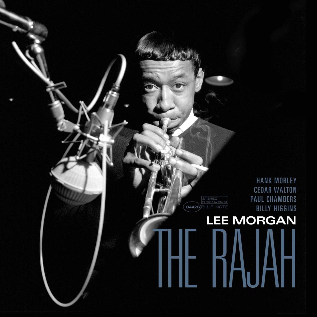 Albumborító, trombitázó férfi mikrofonnal, fekete-fehér, szöveg: Lee Morgan, The Rajah.