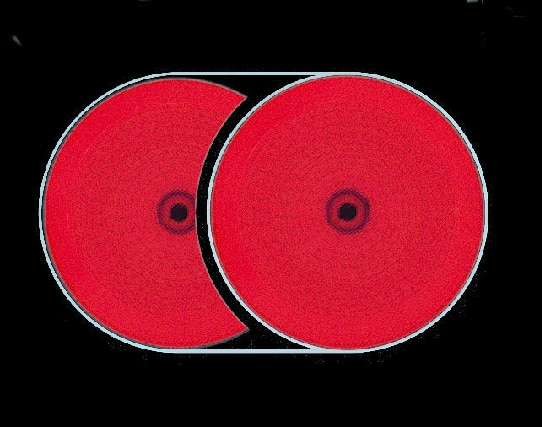 Zwei rote CDs mit weißer Verbindungsline auf schwarzem Hintergrund.