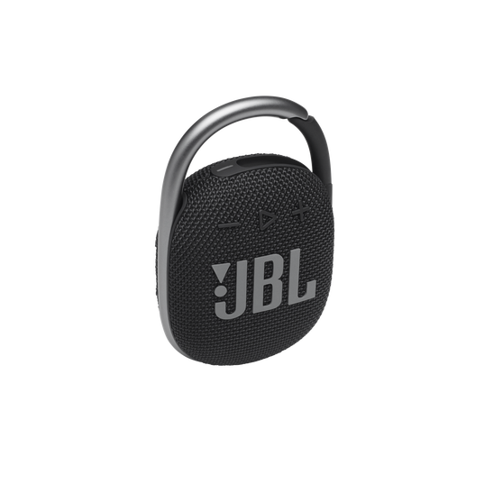 Gümüş karabinalı siyah JBL Clip 4 hoparlör. Siyah arka plan.