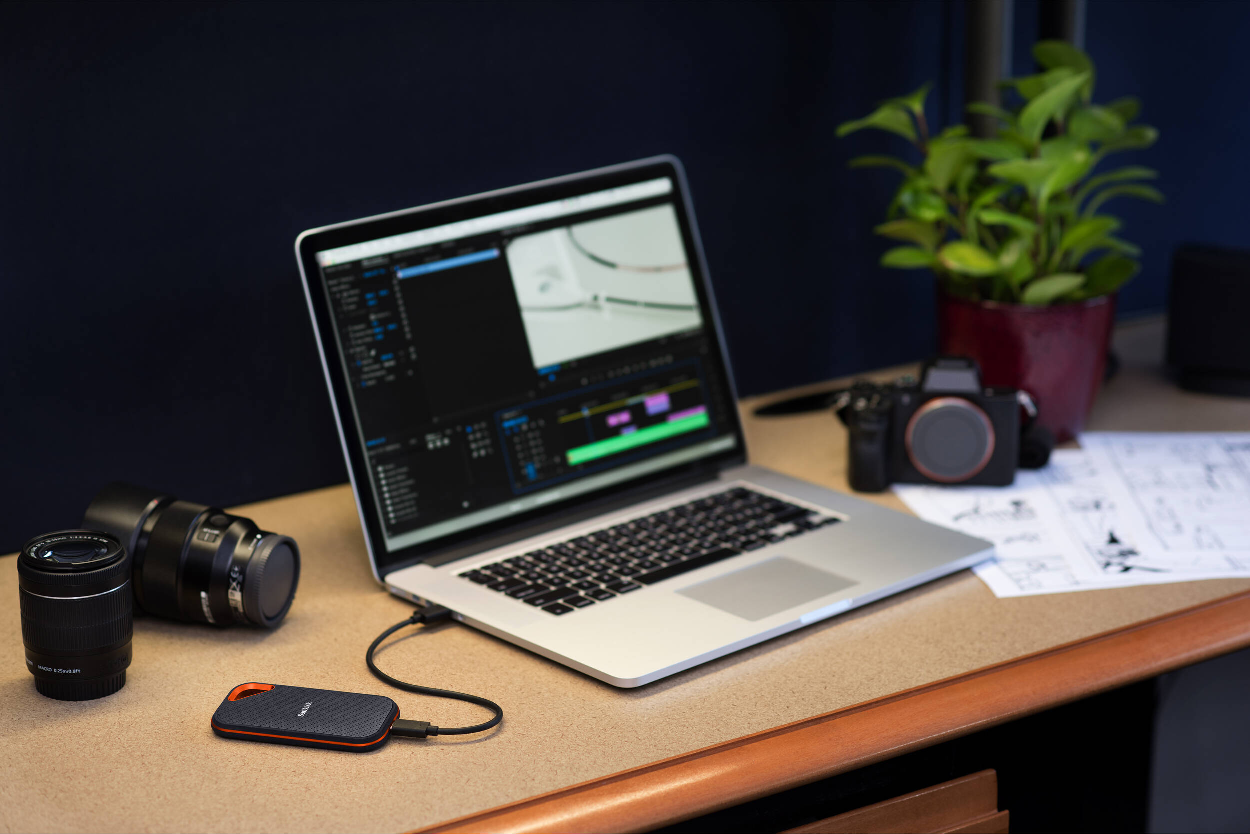 Un laptop con software di video editing.
