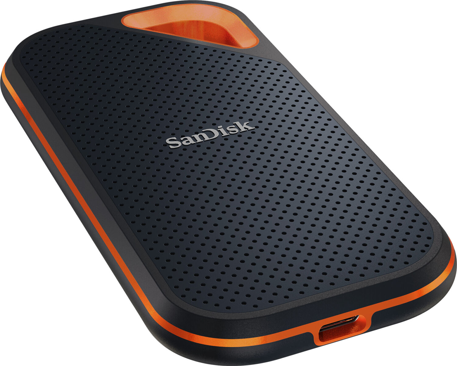 Schwarze und orangefarbene tragbare Festplatte von SanDisk, schräge Ansicht auf weißem Hintergrund.
