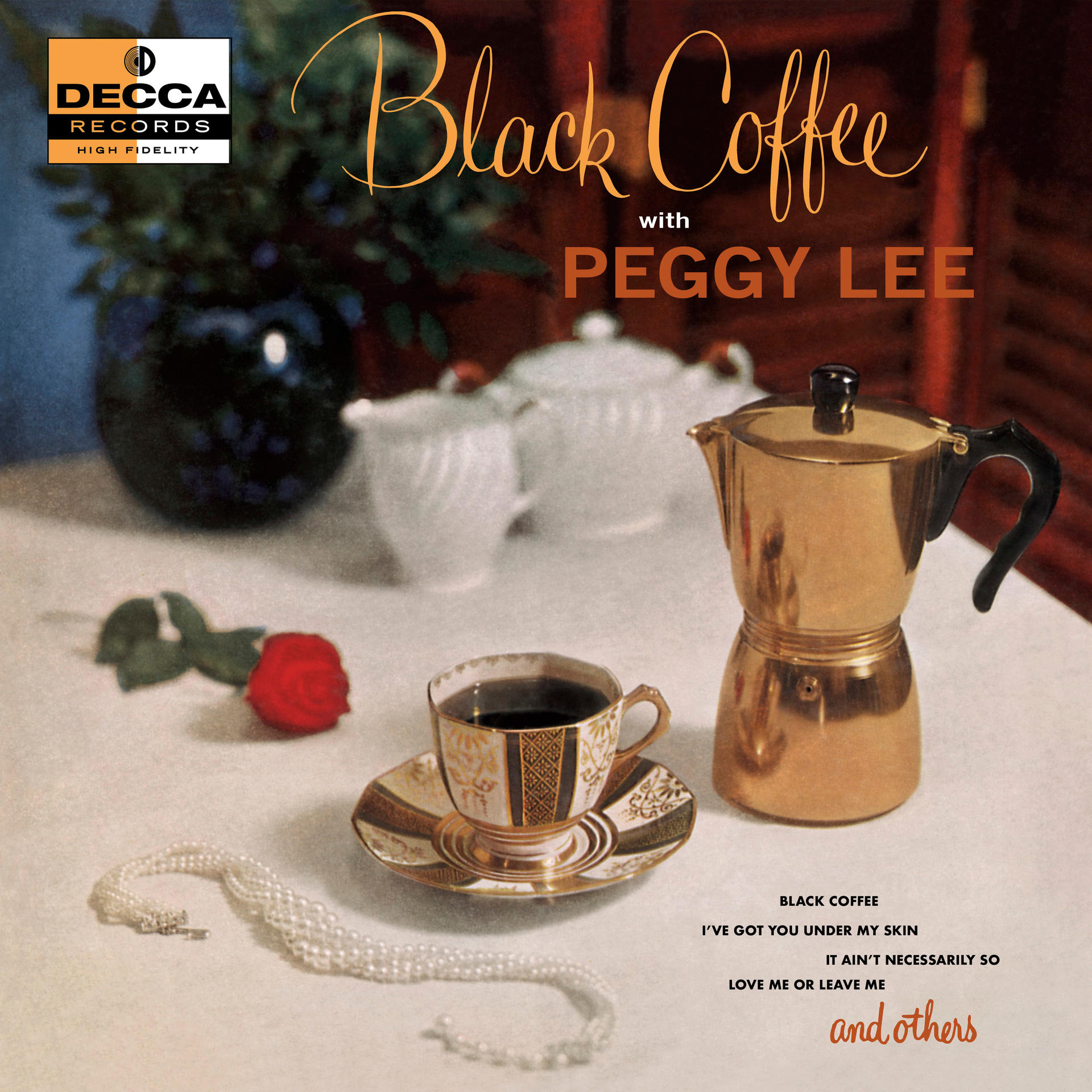Album borító arany kávéfőzővel, egy csésze kávéval és gyöngyökkel. A szöveg: "Black Coffee".