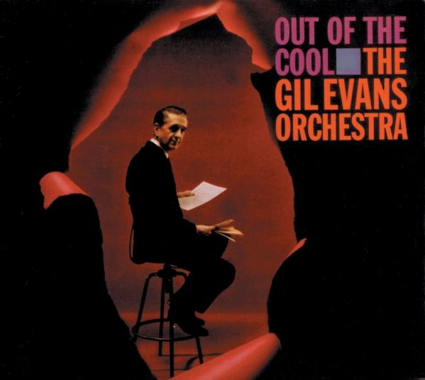 Egy öltönyös férfi széken ül, papírokat tartva. A háttér piros és fekete, a felirat: Out of the Cool, Gil Evans.