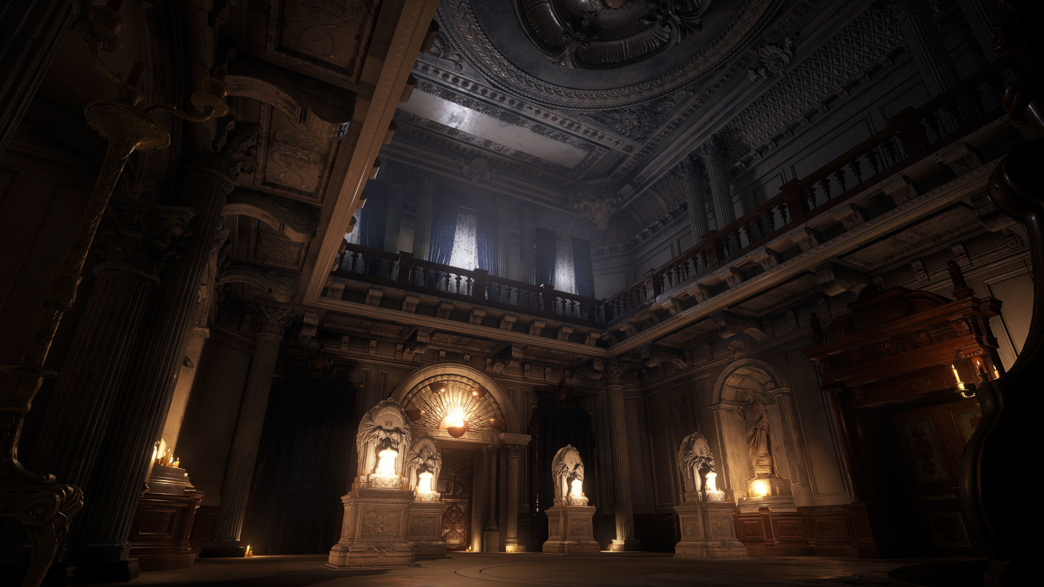 Salle ornée et sombre avec colonnes, statues et haut plafond.