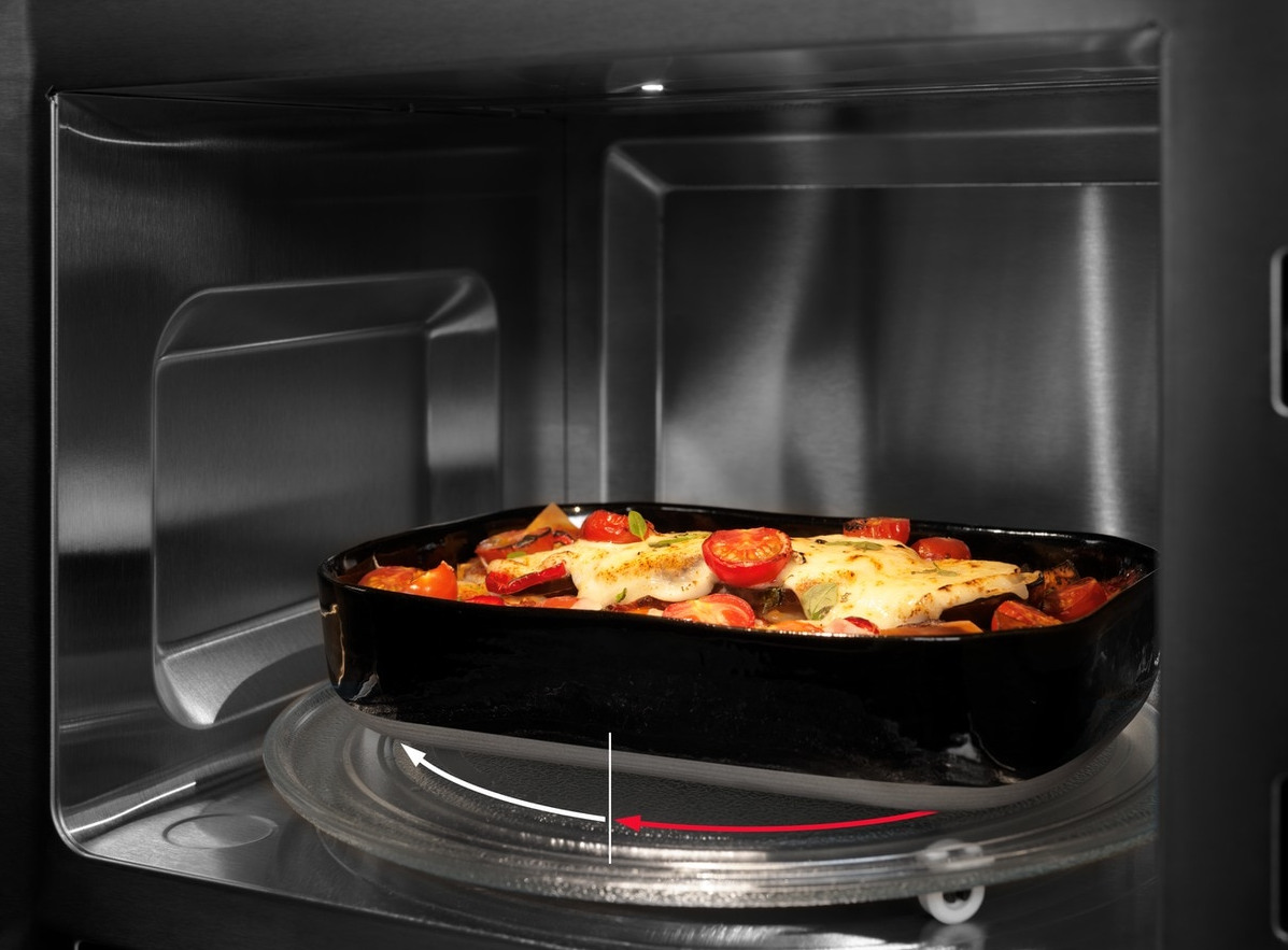 Eten in een zwarte schaal die draait in een magnetron.