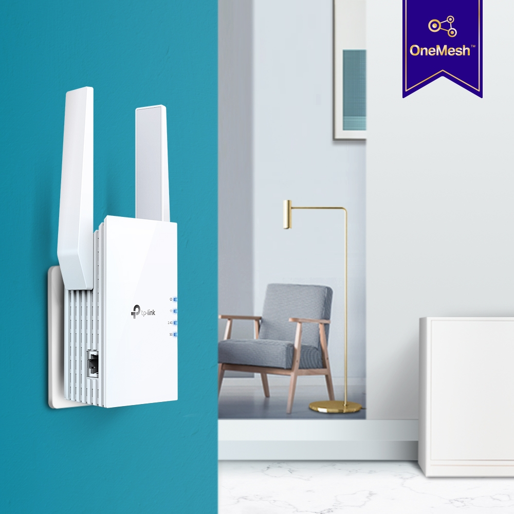 Witte router met antennes op blauwe muur. Tekst: OneMesh. Achtergrond toont stoel, lamp en deuropening.