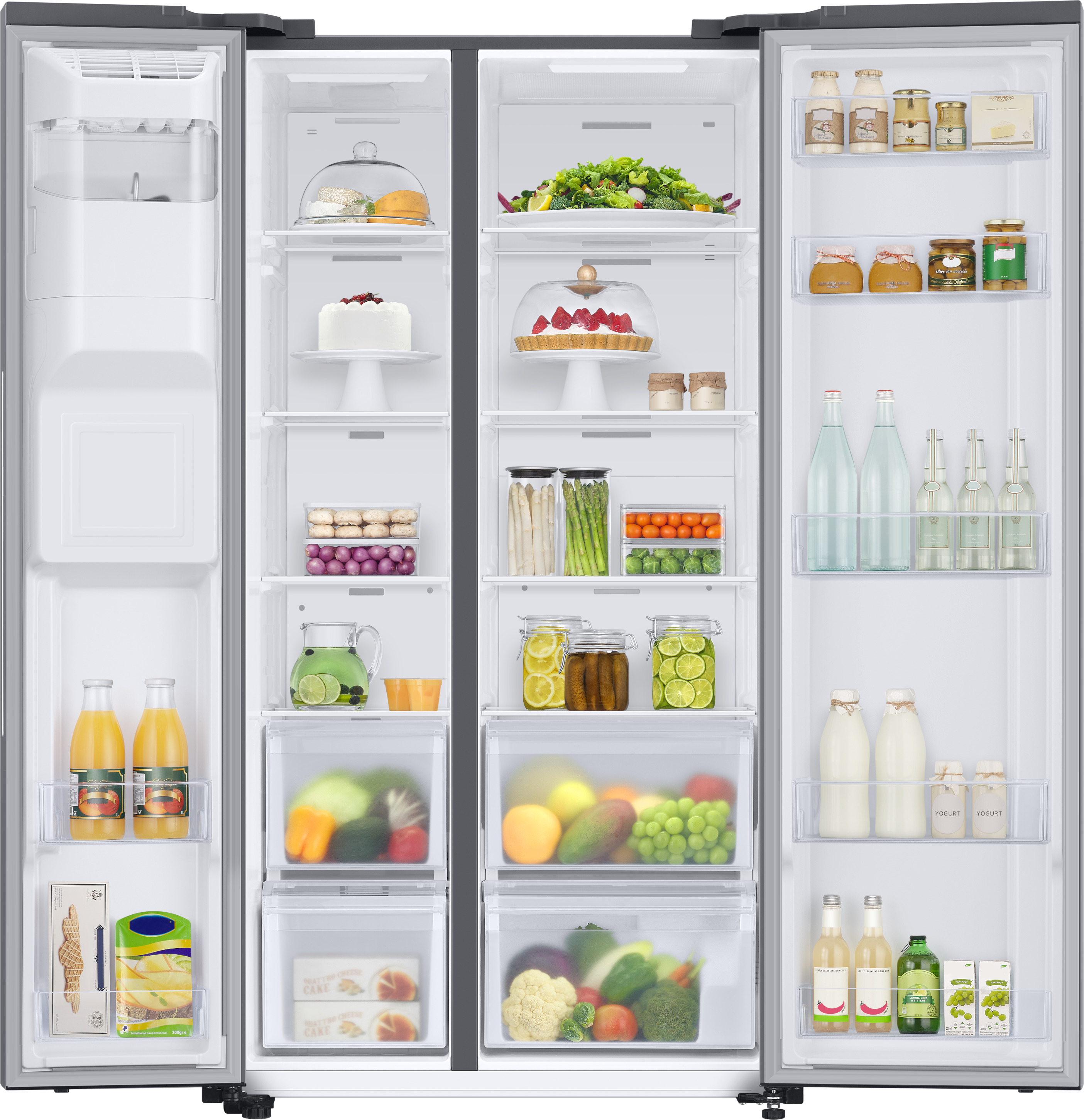 Ein großer, moderner Kühlschrank mit zwei geöffneten Türen, der eine Vielzahl von gelagerten Lebensmitteln zeigt.