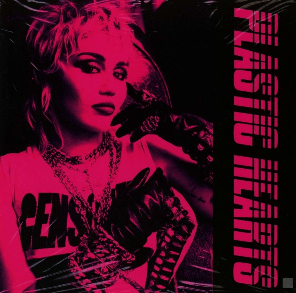 Pochette d'album en rose et noir. Une femme en chemise blanche. Texte : Plastic Hearts.