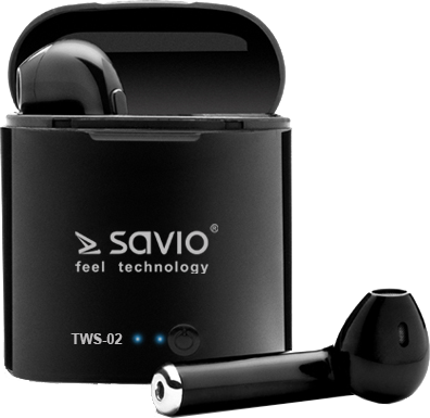 Fekete Savio TWS-02 fülhallgatók és töltőtok. Fehér háttér.