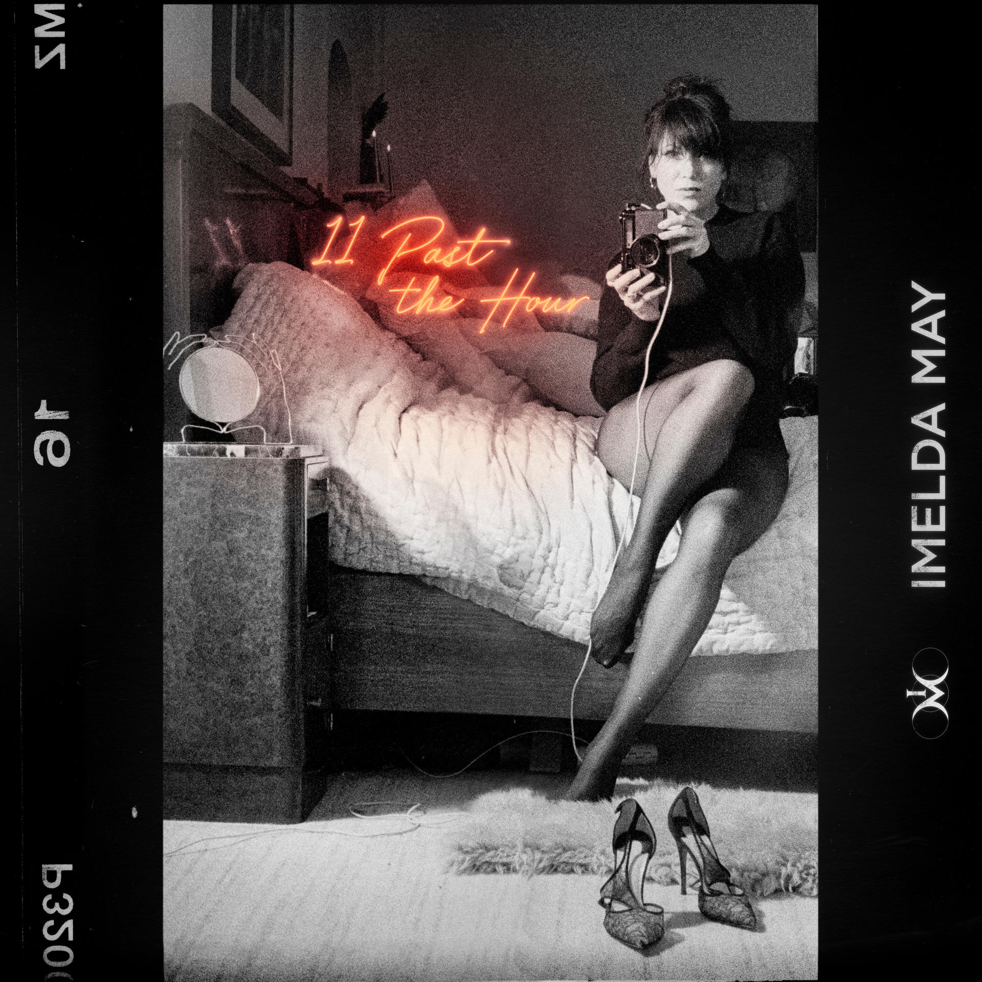 Albumhoes. Vrouw in bed, met een camera, met de titel '11 Past the Hour'.