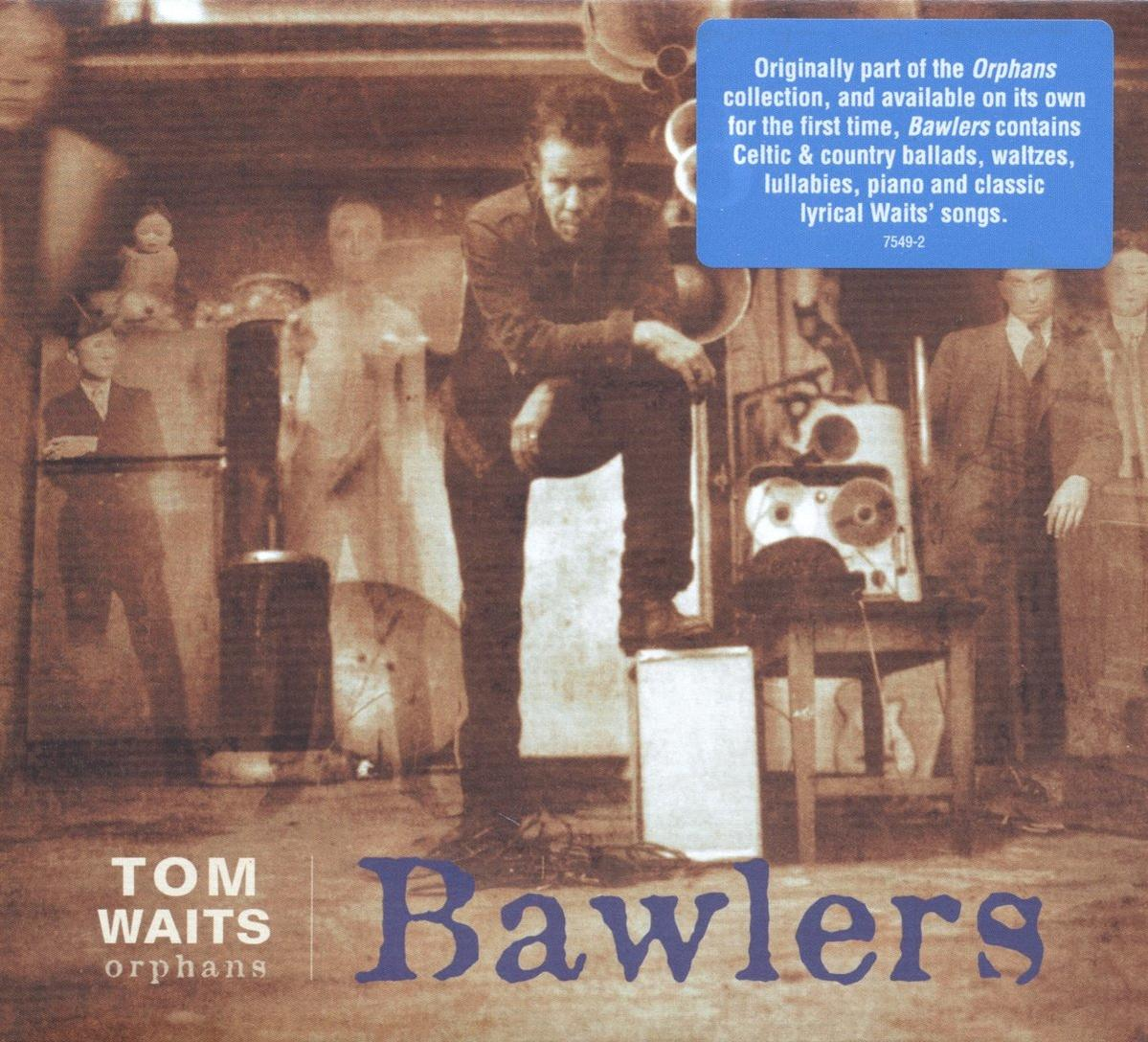 Album borító: Tom Waits sötét környezetben. Cím: Bawlers. A szöveg kékkel írt „orphans”.