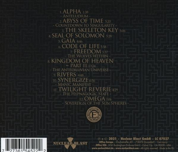 CD-hoes met tracklist, artiestennaam en albumtitel, donkere achtergrond met doolhofpatroon.
