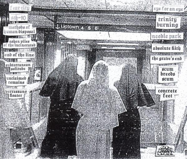 Ein Schwarz-Weiß-Bild von drei Personen, die durch einen Tunnel gehen. Es gibt Text an den Wänden.