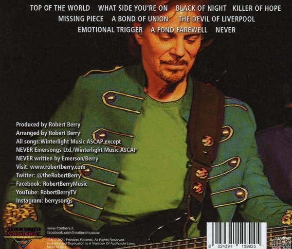 Albumcover mit einem Mann in grüner Jacke und Text mit Songtiteln. Die Band ist auf der Rückseite.
