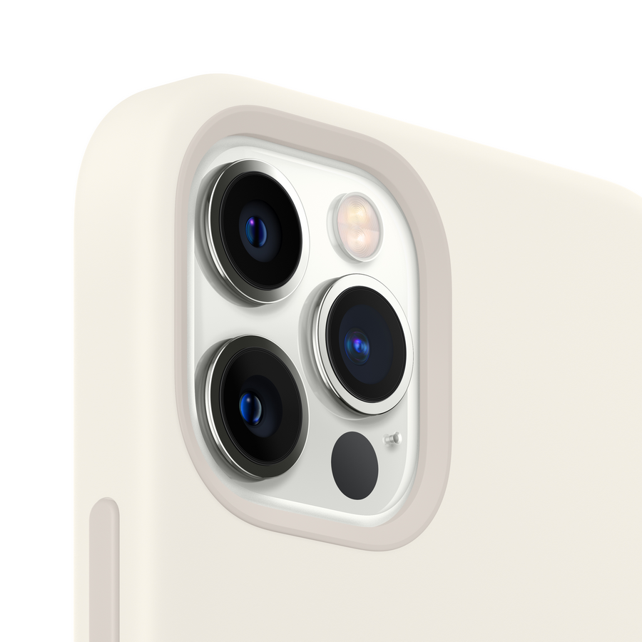 Primer plano de tres lentes de cámara en una funda de teléfono color crema.