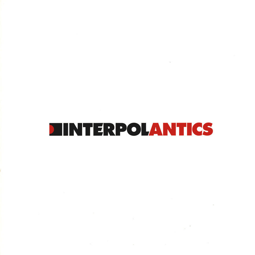 Albumhoes met de titel Interpol Antics in zwart en rood op een witte achtergrond.