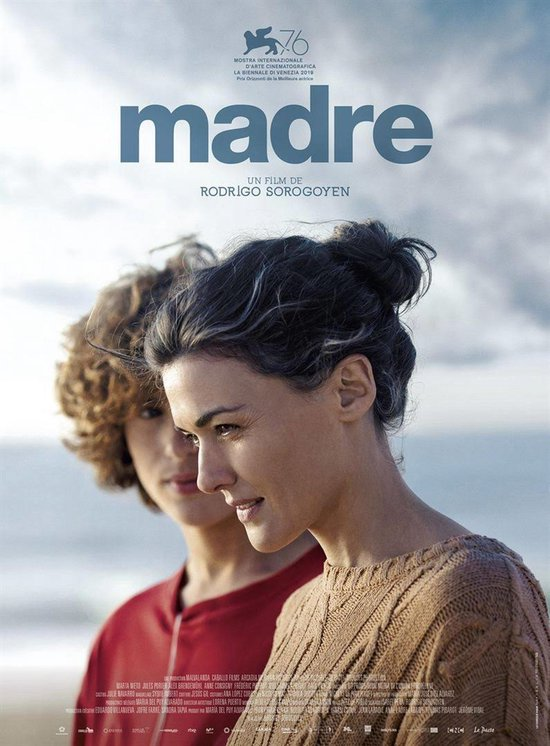 Filmposter. Twee vrouwen, één scherp, donker haar in knot, de ander wazig, rode top. Tekst: Madre.