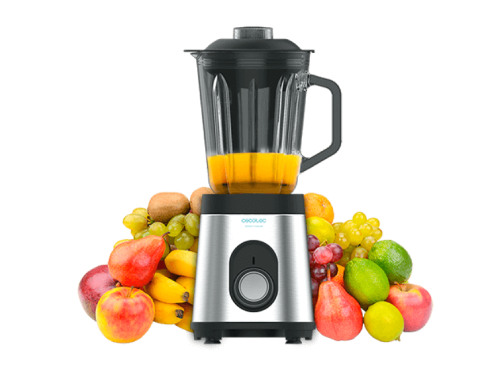 Una licuadora con jugo de naranja, rodeada de frutas frescas como manzanas, uvas, peras y kiwis, sobre un fondo blanco.
