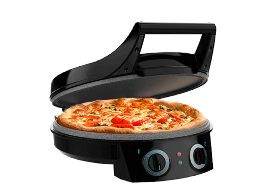 Un horno de pizza negro con una pizza dentro. El horno está abierto. La pizza tiene tomates rojos y hierbas verdes encima.
